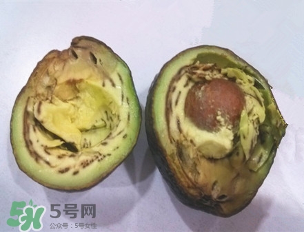 牛油果切開黑了能吃嗎？牛油果為什么會有黑點？