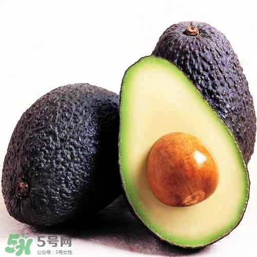 牛油果切開黑了能吃嗎？牛油果為什么會有黑點？