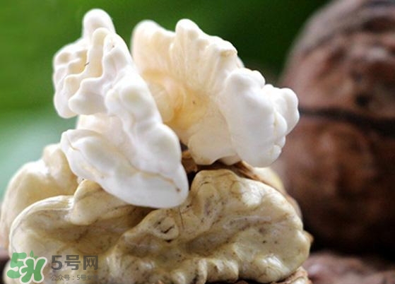 新鮮核桃外殼發(fā)霉能吃嗎？新鮮核桃長毛還能吃嗎？