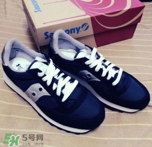 saucony鞋子怎么樣？索康尼鞋碼偏大偏?。?></p><h3>索康尼品牌介紹</h3><p>Saucony(索康尼)，在美國有著
“運動鞋中的勞斯萊斯”美譽。它是全球跑鞋四大品牌其中一員，至今已有100多年的歷史了。它的產(chǎn)品有分為專業(yè)運動系列和運動休閑系列兩大部分。了解Saucony(索康尼)的朋友們，應(yīng)該知道它有一個最大特點那就是可以適應(yīng)每個人的不同腳型和步態(tài)。能在跑鞋四大品牌上榜上有名，Saucony(索康尼)也是它的秘訣所在。它的秘訣來自它的核心技術(shù)：GRID系統(tǒng)，這是被公認(rèn)為全球僅有的能夠同時提供穩(wěn)定和緩震功能的中底技術(shù)系統(tǒng)，從而提高運動鞋的穩(wěn)定和緩震性能。因此，穿著Saucony(索康尼)跑步鞋，你能夠獲得最佳的運動效果和保護(hù)。</p><p style=