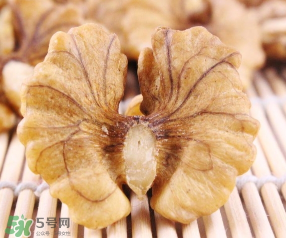 青皮核桃和干核桃哪個營養(yǎng)高？有什么區(qū)別？