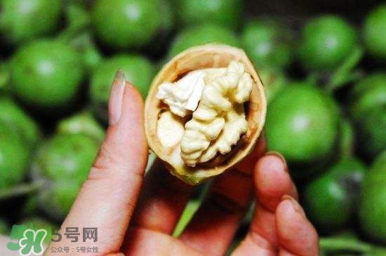 新鮮核桃要?jiǎng)兤?？剝皮時(shí)手變黑怎么清洗？