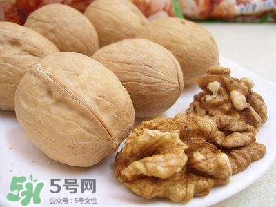 吃核桃對頭發(fā)有什么好處？為什么吃核桃對頭發(fā)生長有好處？