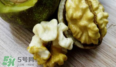 新鮮核桃要?jiǎng)兤?？剝皮時(shí)手變黑怎么清洗？