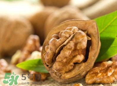 吃核桃對頭發(fā)有什么好處？為什么吃核桃對頭發(fā)生長有好處？