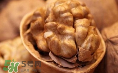 吃核桃對頭發(fā)有什么好處？為什么吃核桃對頭發(fā)生長有好處？