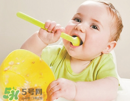 母乳寶寶幾個月添加輔食？母乳寶寶添加輔食的時間介紹