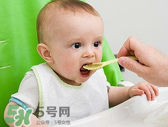母乳寶寶幾個月添加輔食？母乳寶寶添加輔食的時間介紹