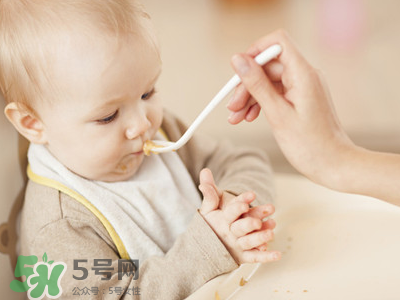 母乳寶寶幾個月添加輔食？母乳寶寶添加輔食的時間介紹