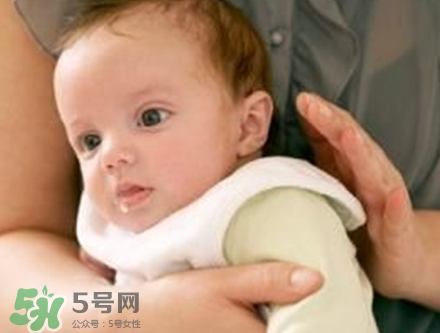寶寶打嗝的原因  寶寶通常為什么打嗝？