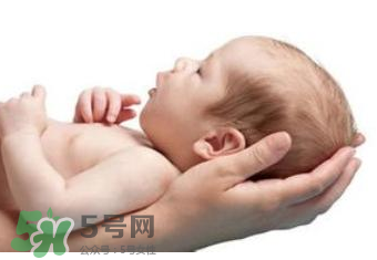 寶寶打嗝的原因  寶寶通常為什么打嗝？