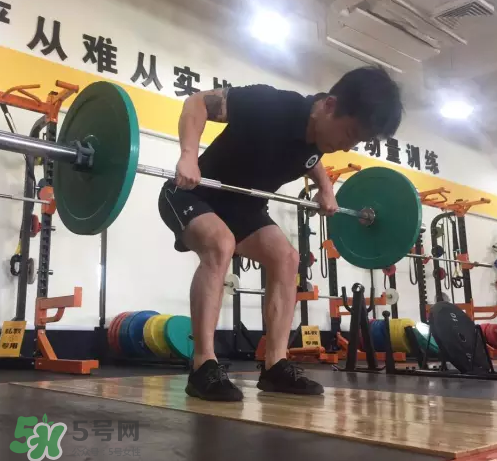 杠鈴劃船練哪里？杠鈴劃船重量怎么選？