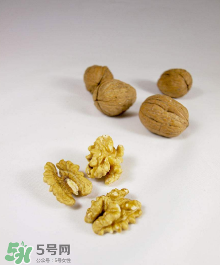 核桃對(duì)人體的四大功效是什么？核桃皮泡水有什么功效？