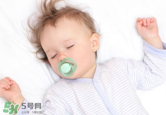 寶寶幾個(gè)月開始補(bǔ)鈣最合適？嬰幼兒幾個(gè)月的時(shí)候吃魚肝油