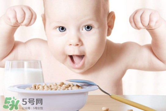 寶寶幾個(gè)月開始補(bǔ)鈣最合適？嬰幼兒幾個(gè)月的時(shí)候吃魚肝油
