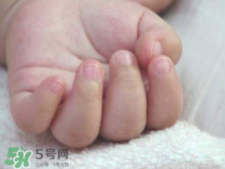 寶寶手指甲有白痕怎么回事？幼兒手指甲發(fā)白是缺鈣嗎