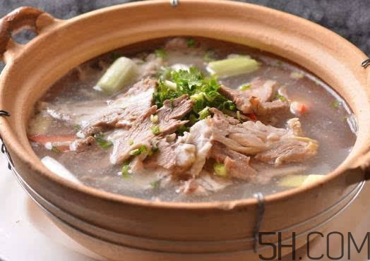 牛骨頭湯要放哪些食材？牛骨頭湯要煮多長時間