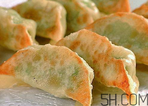 煎餃可以先蒸后煎嗎？煎餃?zhǔn)巧暹€是熟煎？