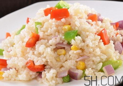 蛋炒飯為什么要用隔夜飯？蛋炒飯可以用熱飯嗎？