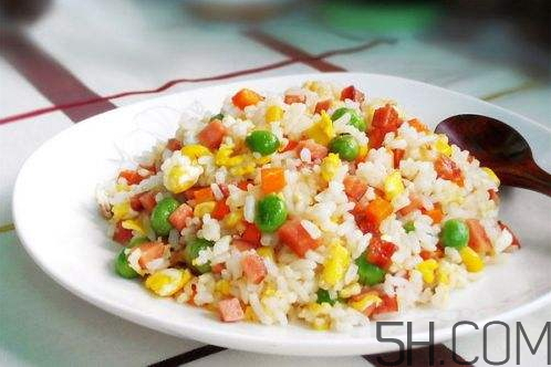 蛋炒飯為什么要用隔夜飯？蛋炒飯可以用熱飯嗎？