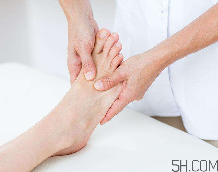 腳氣會引起灰指甲嗎？腳氣加灰指甲怎么治？