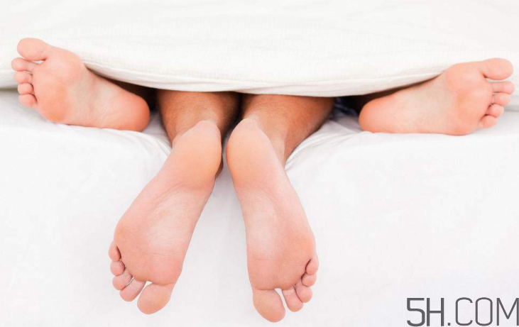 腳氣會引起灰指甲嗎？腳氣加灰指甲怎么治？