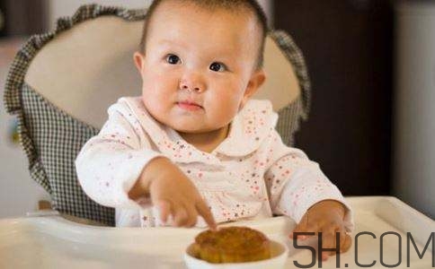 寶寶多大可以吃月餅？寶寶吃月餅會(huì)上火嗎？