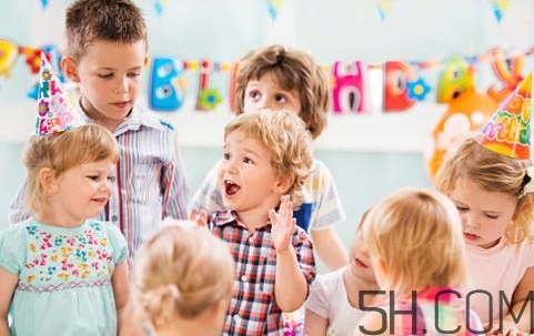 寶寶上幼兒園需要準備什么？寶寶上幼兒園哭鬧怎么應(yīng)對？