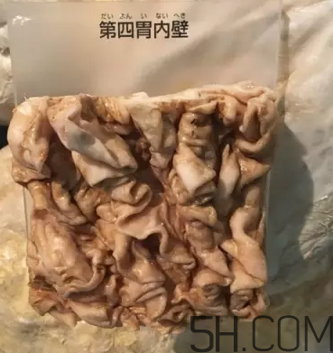 牛百葉和毛肚是一個東西嗎？牛百葉上面有層黑皮能吃嗎？