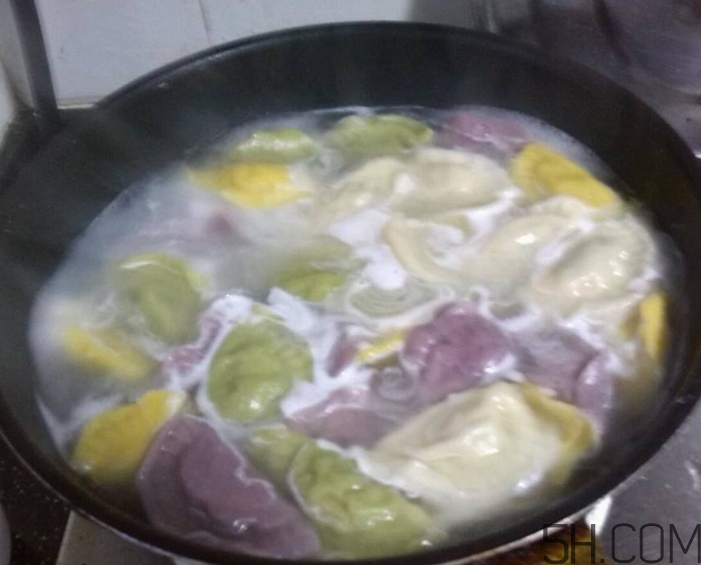 煮餃子用冷水還是熱水？煮餃子用大火還是小火？