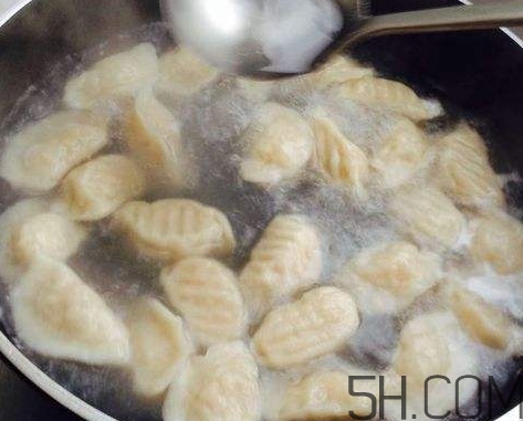 煮餃子用冷水還是熱水？煮餃子用大火還是小火？