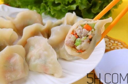 煮餃子用冷水還是熱水？煮餃子用大火還是小火？