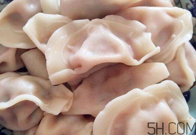 煮餃子用冷水還是熱水？煮餃子用大火還是小火？