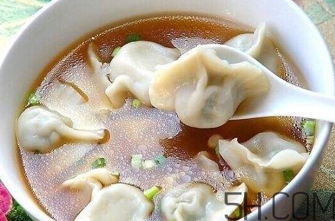 煮餃子用冷水還是熱水？煮餃子用大火還是小火？