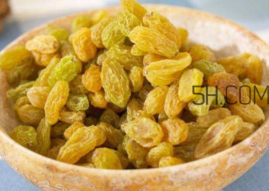 葡萄干泡水喝有什么好處？葡萄干吃之前需要洗嗎