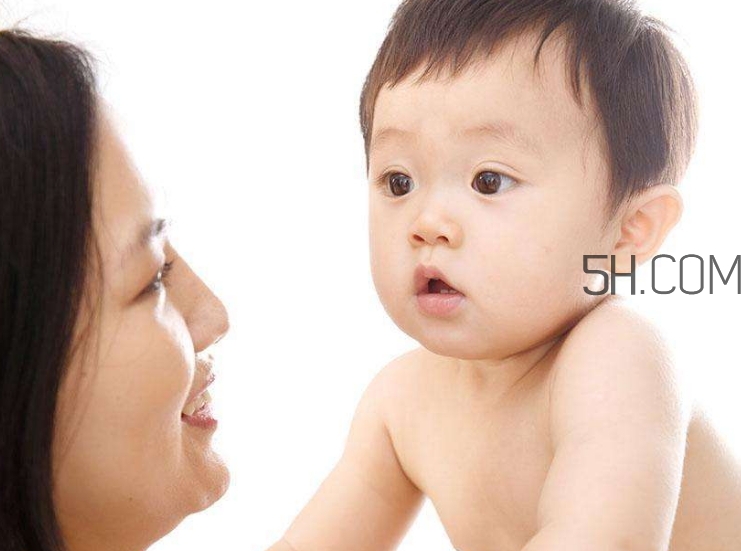 母乳和奶粉哪個(gè)好？媽媽開(kāi)心最重要