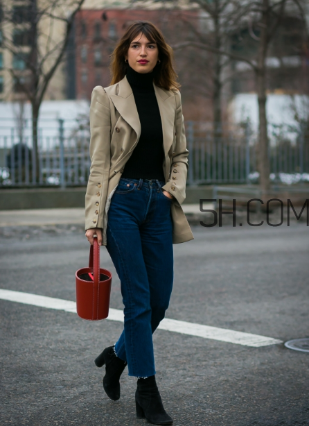 紅色包包配什么顏色衣服？紅色包包怎么搭配？