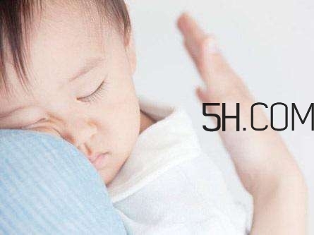 抱著寶寶睡覺到底好不好？如何糾正抱著寶寶睡覺？