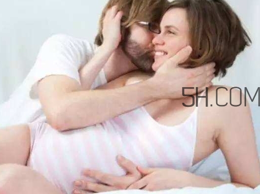 孕晚期同房有助于生產(chǎn)嗎？孕晚期同房對胎兒有影響嗎？