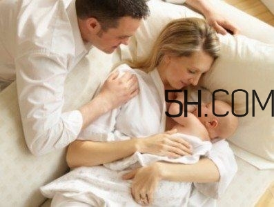 抱著寶寶睡覺到底好不好？如何糾正抱著寶寶睡覺？