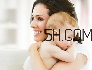 抱著寶寶睡覺到底好不好？如何糾正抱著寶寶睡覺？