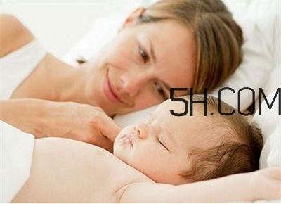 抱著寶寶睡覺到底好不好？如何糾正抱著寶寶睡覺？