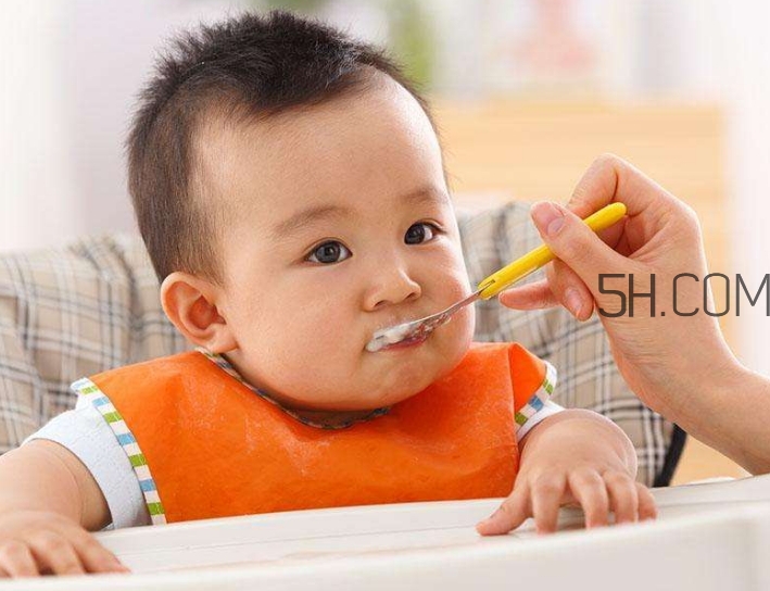 母乳和奶粉哪個(gè)好？媽媽開(kāi)心最重要