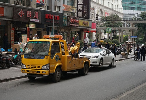 汽車拖車費能報嗎？汽車的前后拖車孔怎么打開？