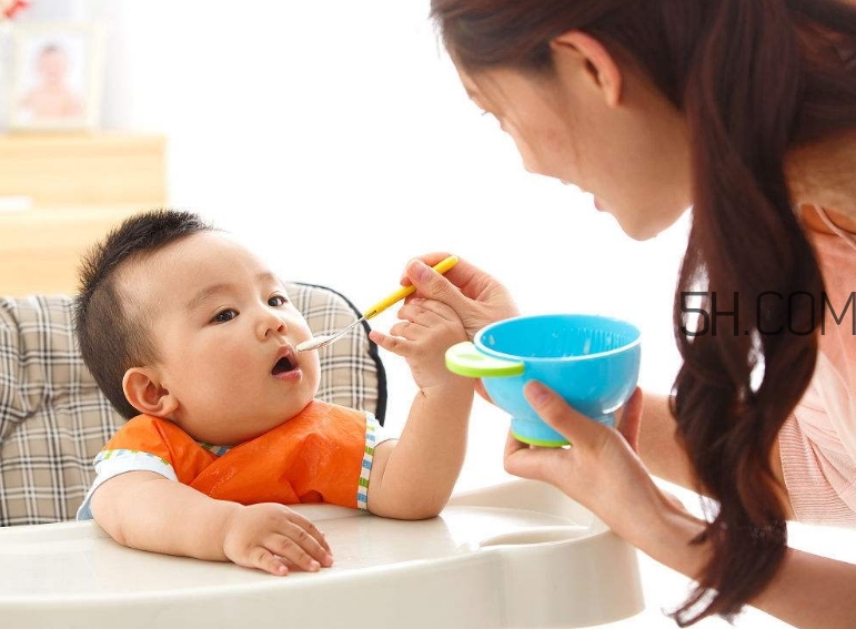 寶寶多大可以自己吃飯？如何讓寶寶愛上吃飯？