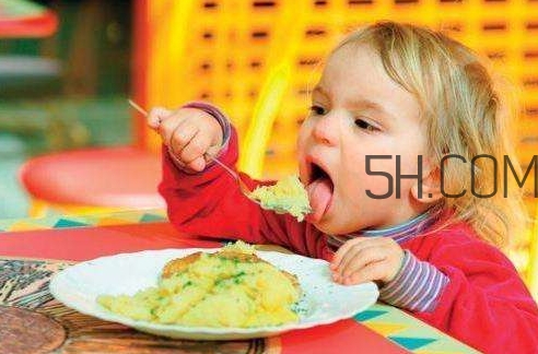教會寶寶自己吃飯，你做到這些了嗎？