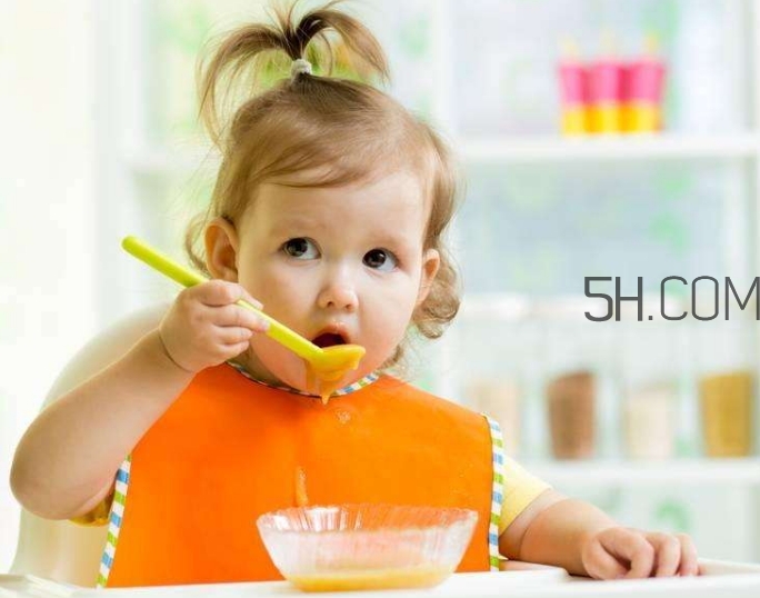 寶寶多大可以自己吃飯？如何讓寶寶愛上吃飯？