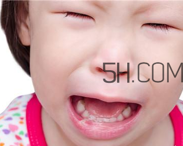 幼兒嘴巴長(zhǎng)泡疹怎么辦才好？小兒腦癱與發(fā)育遲緩一樣嗎？