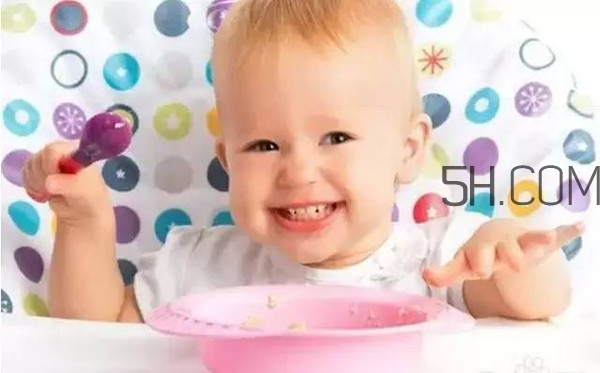 寶寶多大可以自己吃飯？如何讓寶寶愛上吃飯？