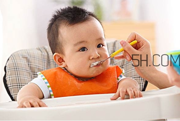 寶寶多大可以自己吃飯？如何讓寶寶愛上吃飯？